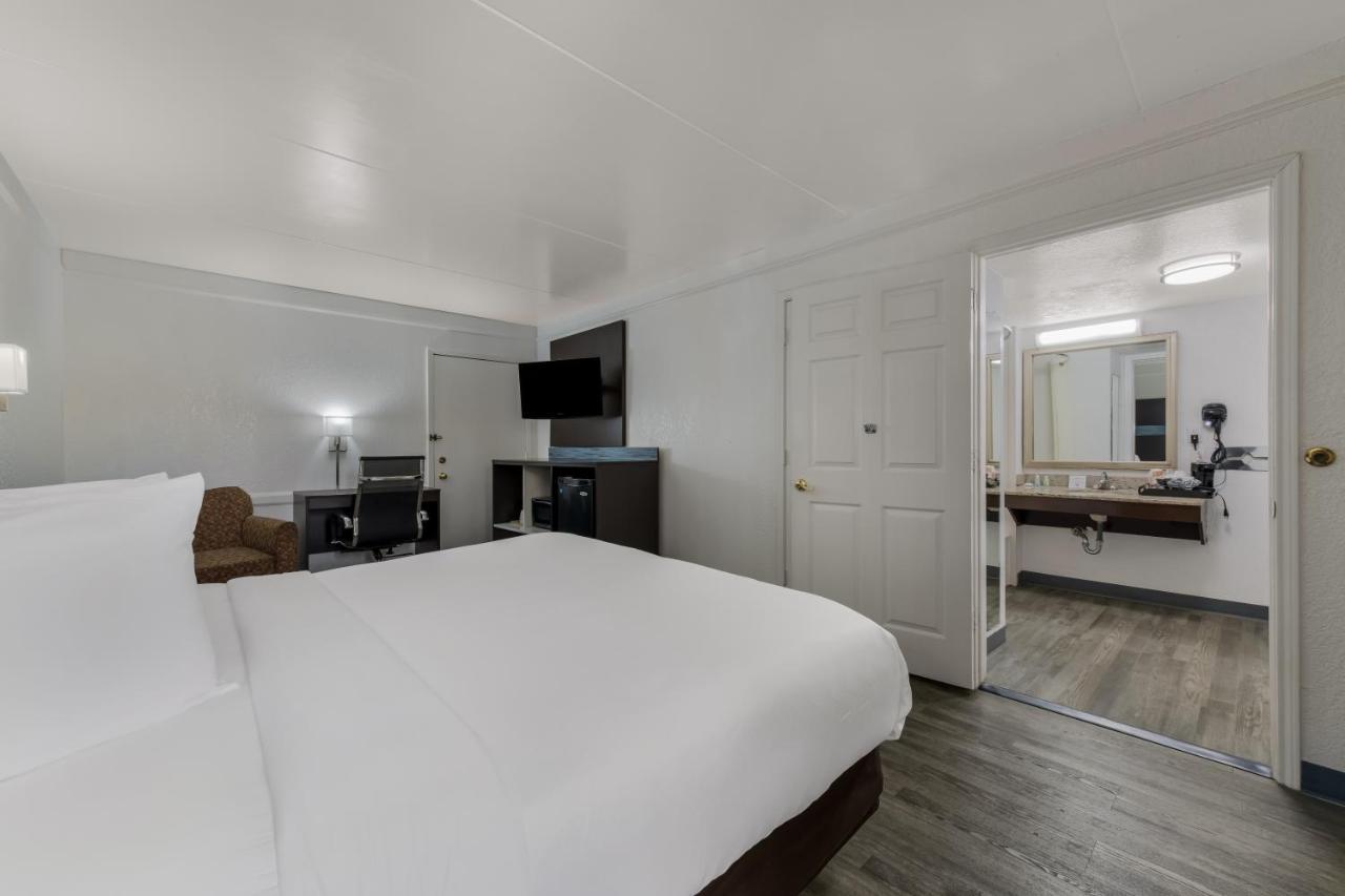Quality Inn & Suites Airport Charlotte Esterno foto